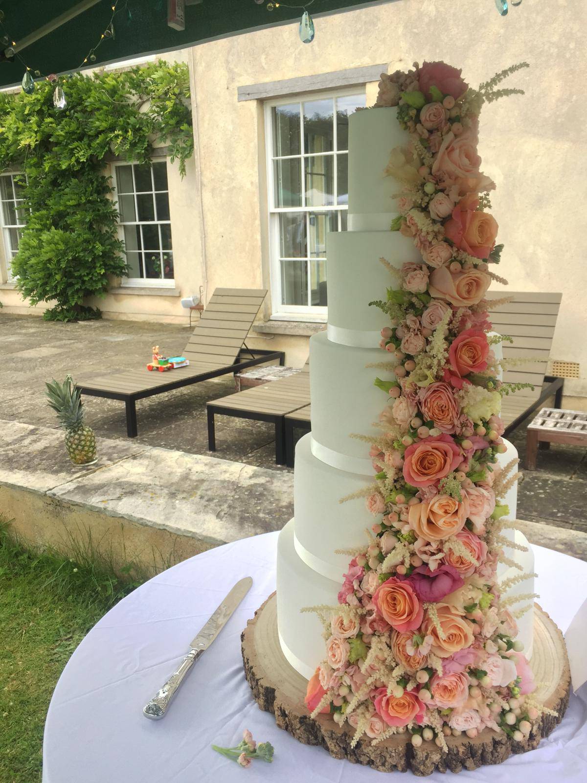 Flowers on wedding cake