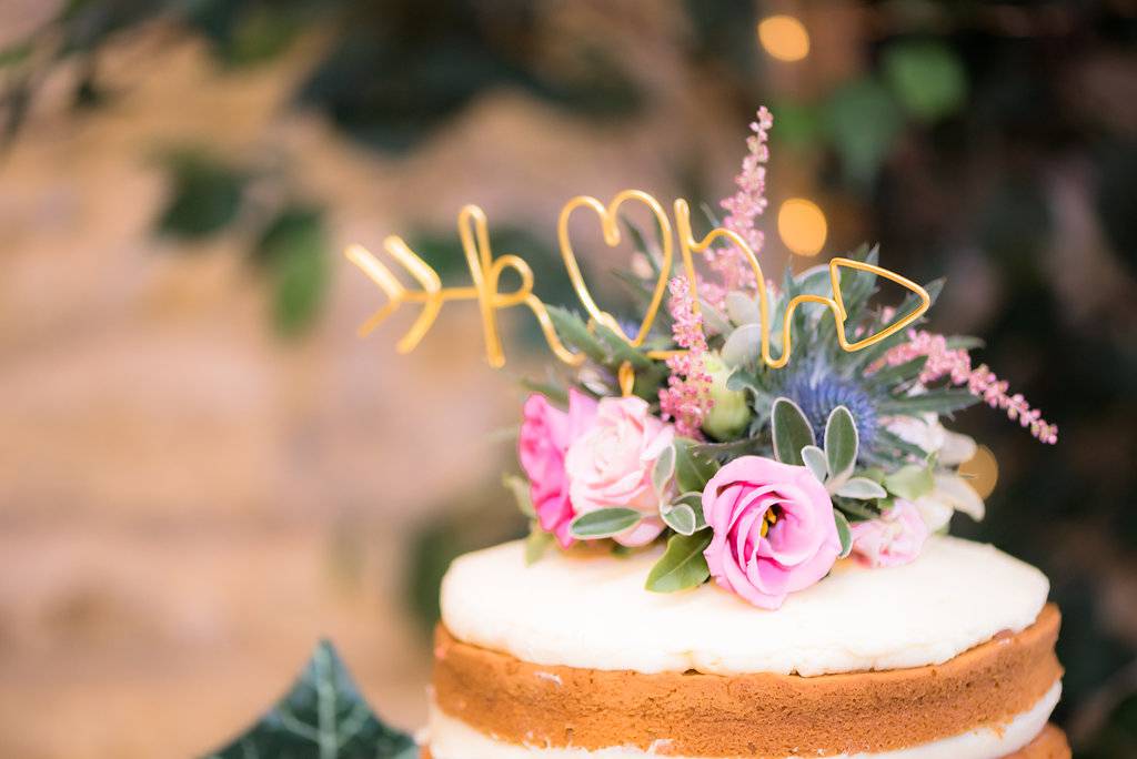 Roses on wedding cake