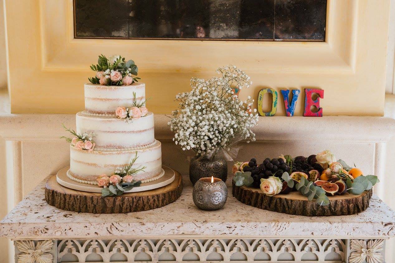 Flowers on wedding cake