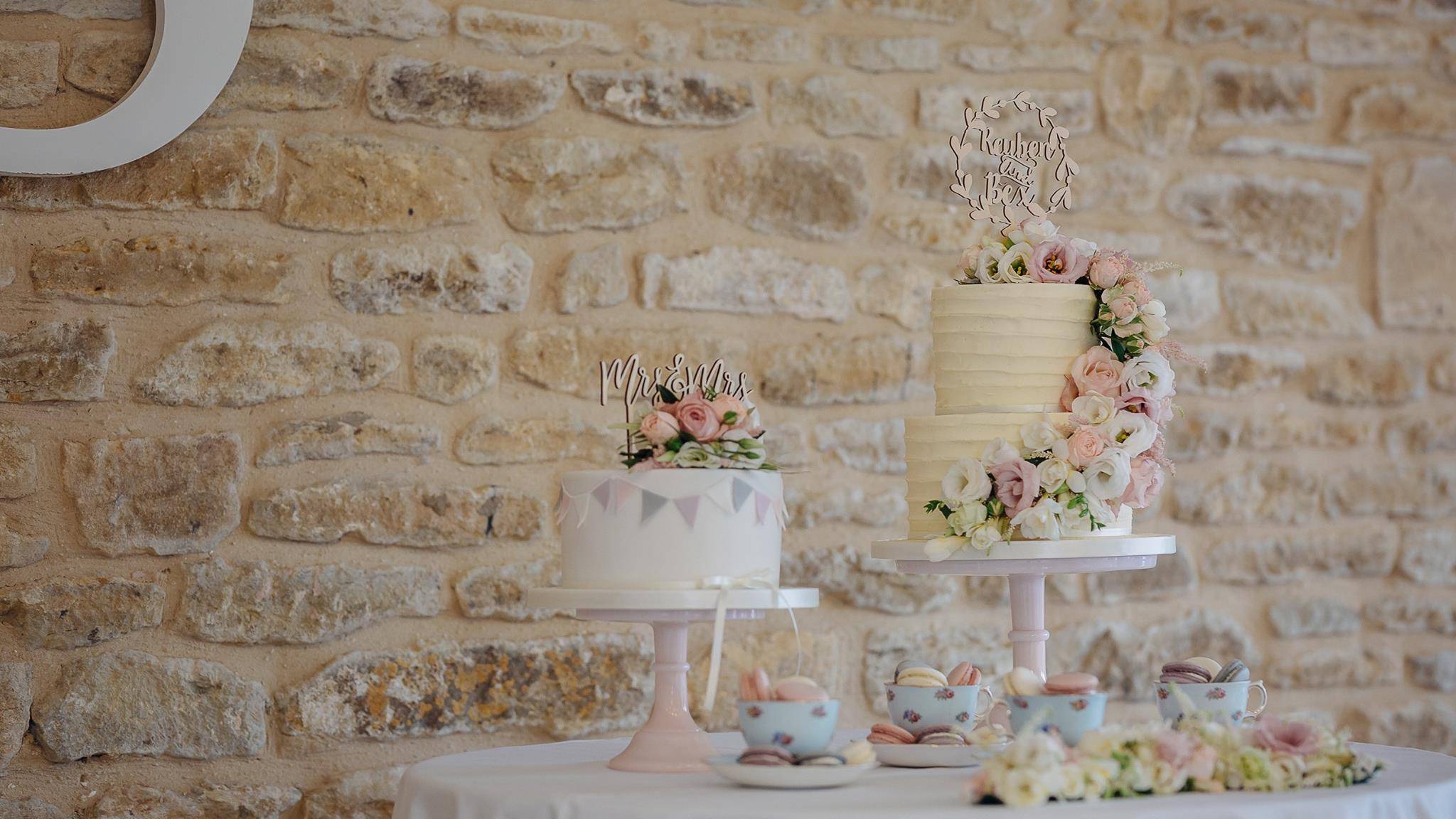 Flowers on wedding cake