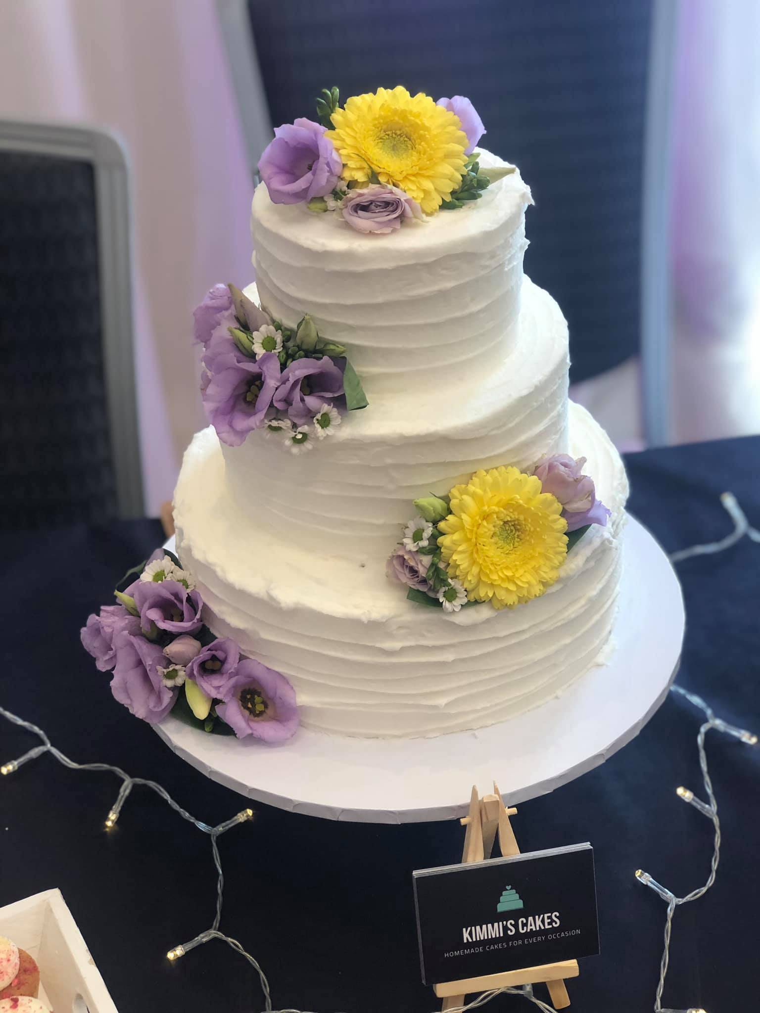 Flowers on wedding cake