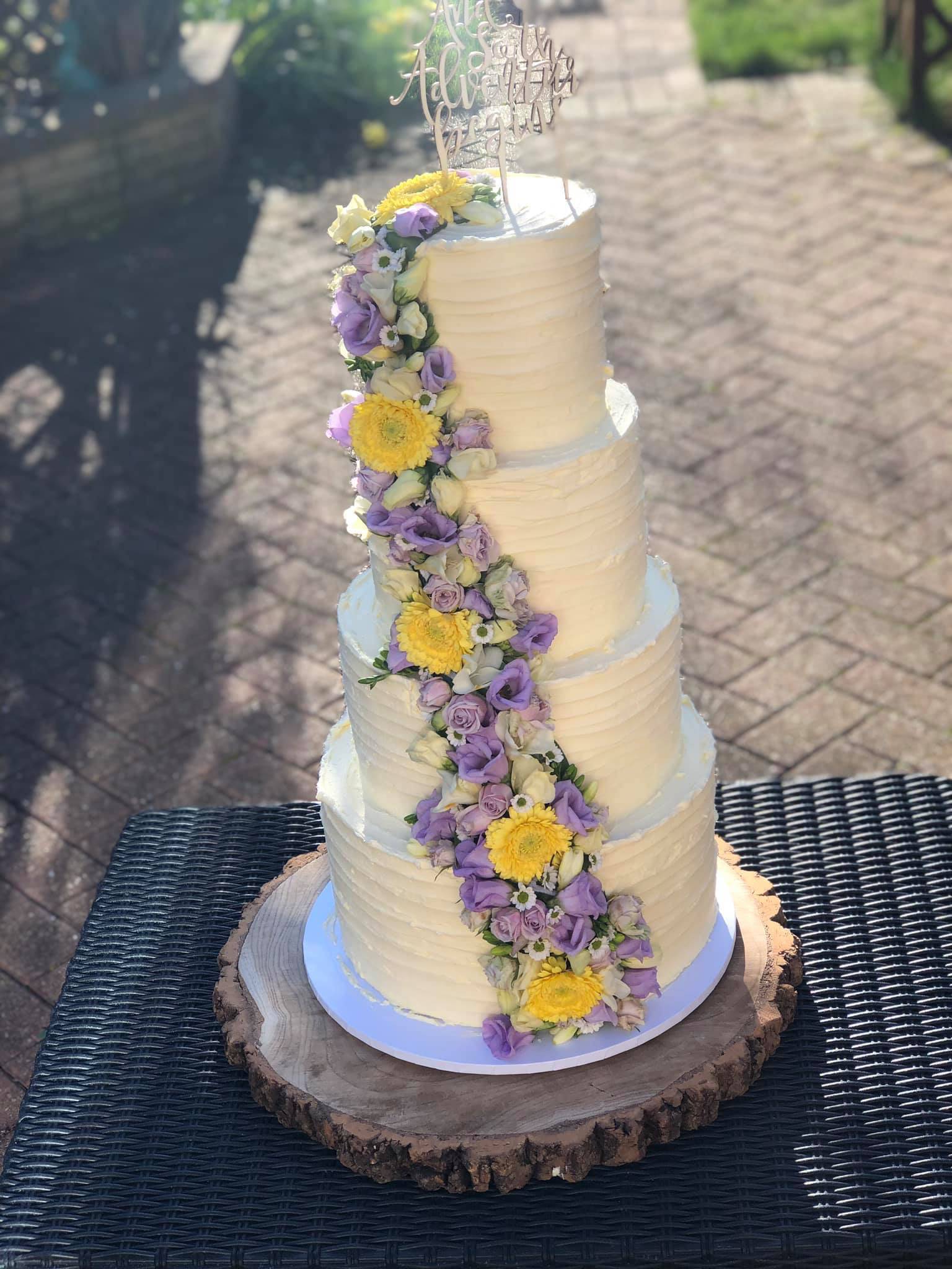 Flowers on wedding cake