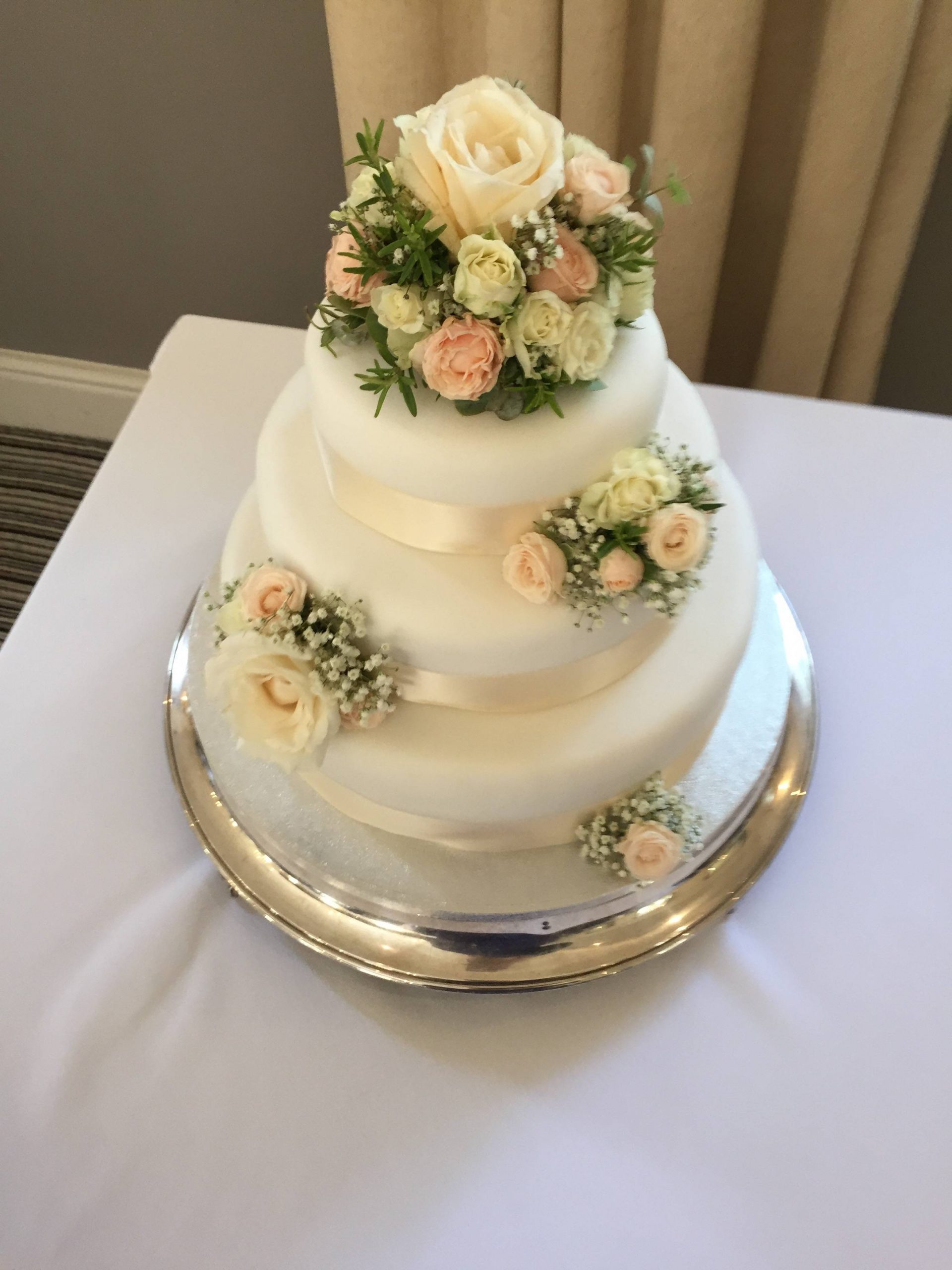 Flowers on wedding cake