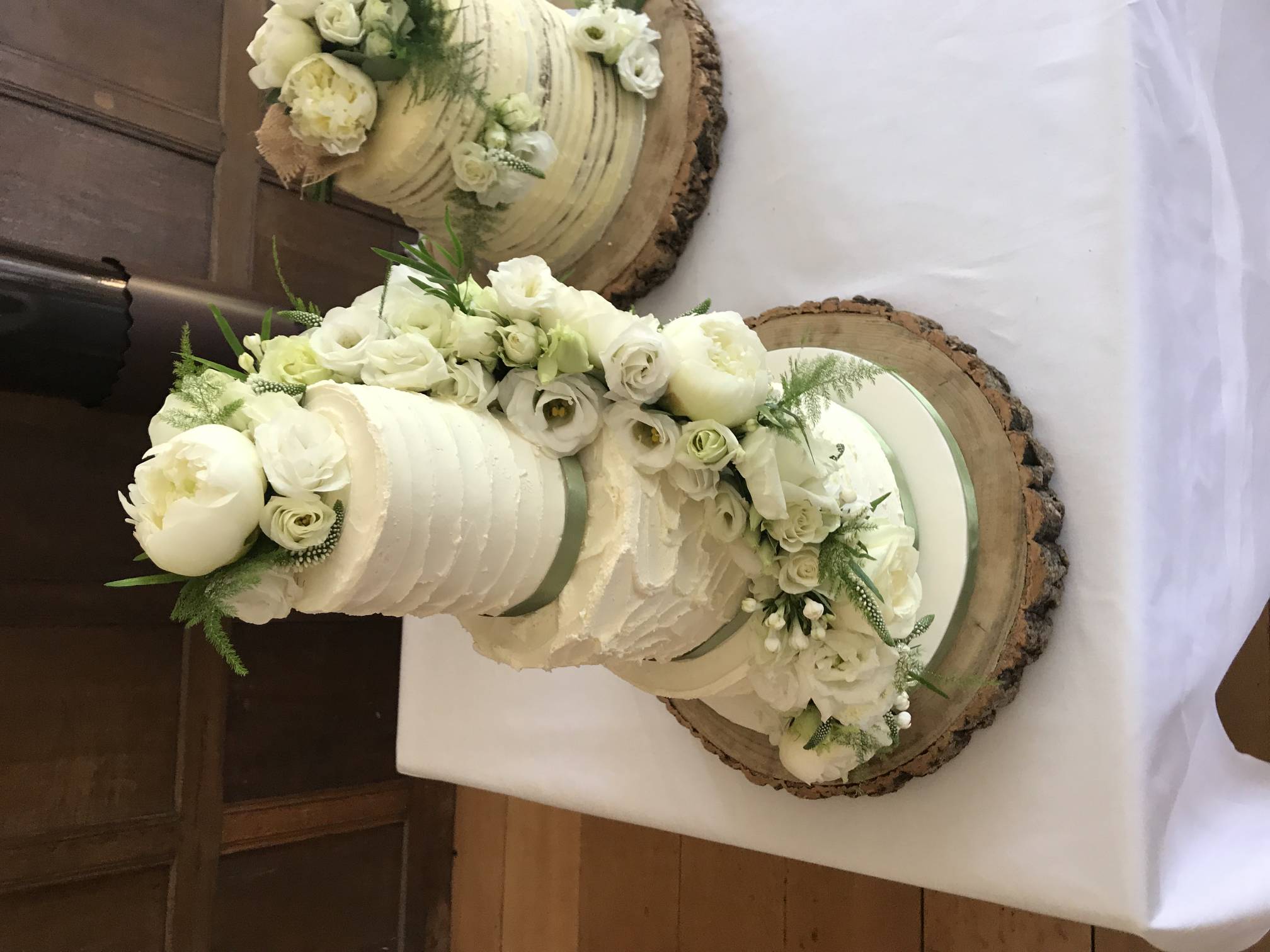 Flowers on wedding cake