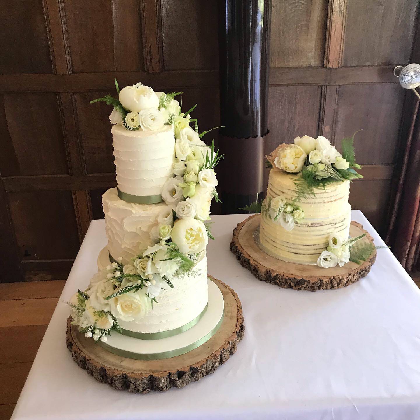 Flowers on wedding cake