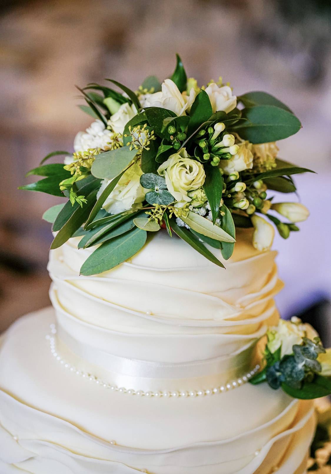 Flowers on wedding cake