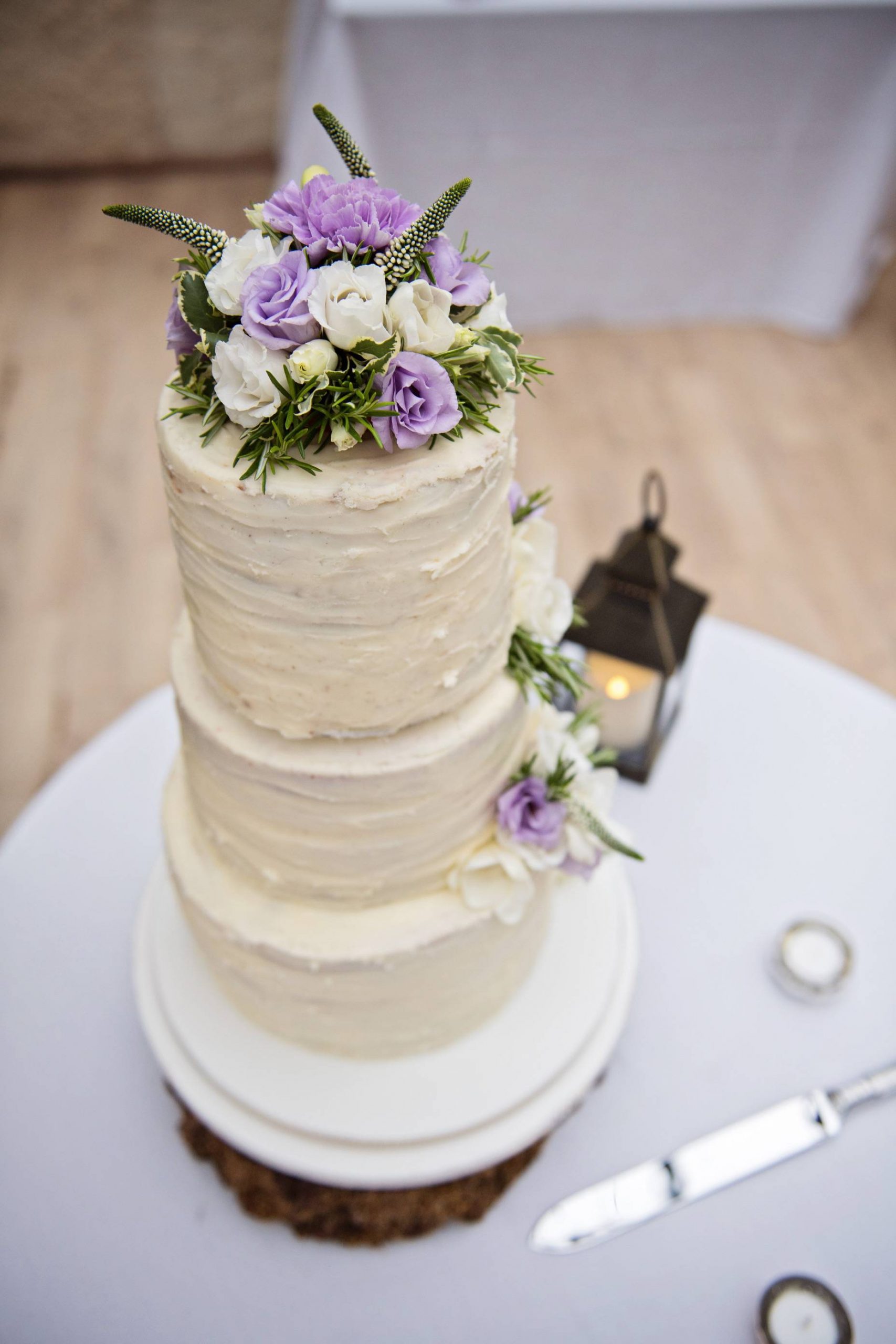 Flowers on wedding cake