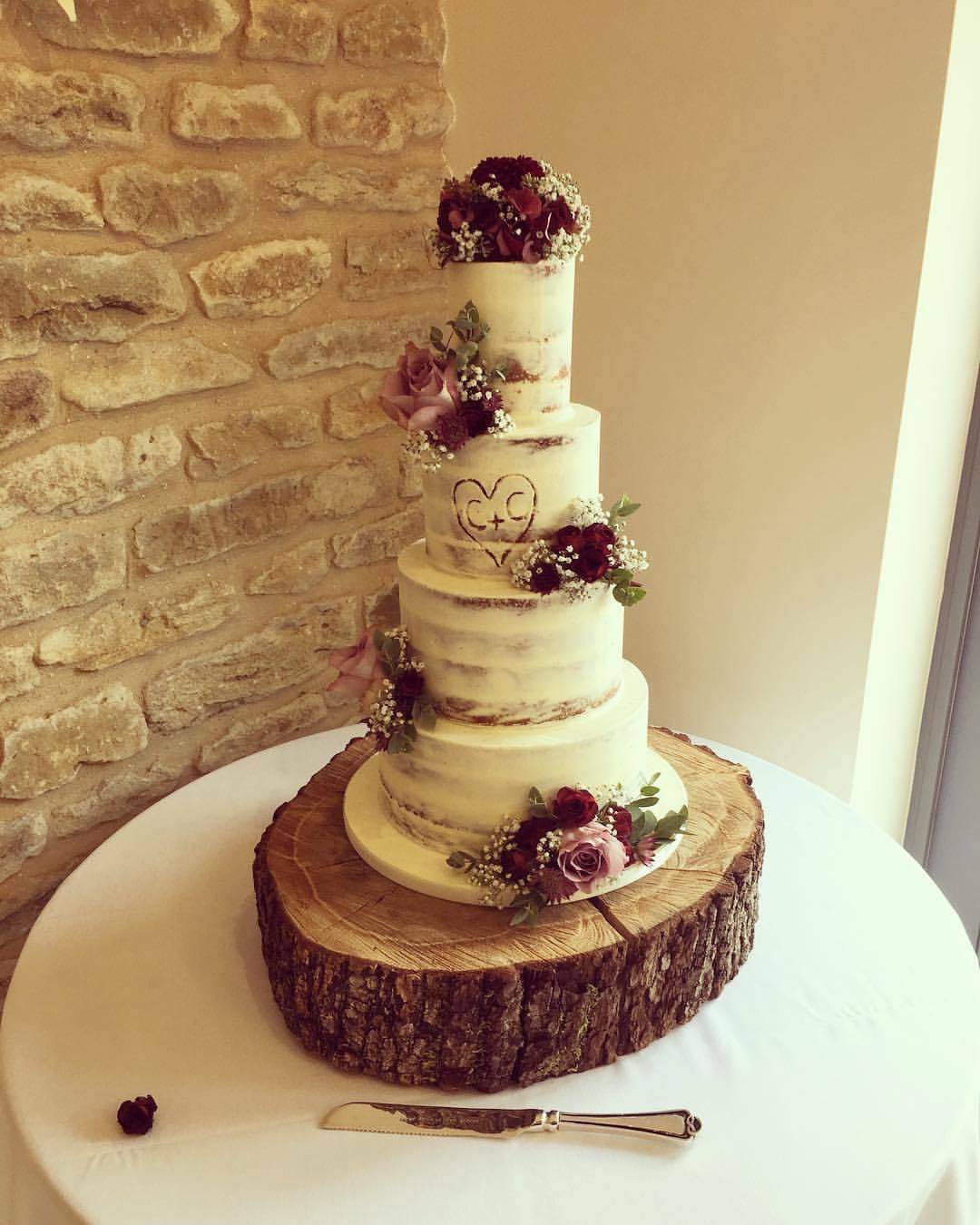 Flowers on wedding cake