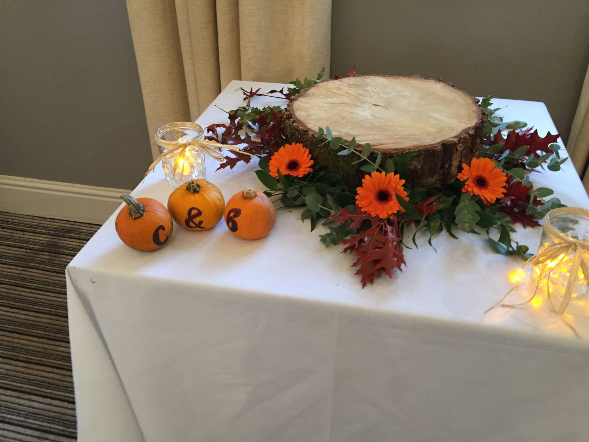 Flowers on wedding cake