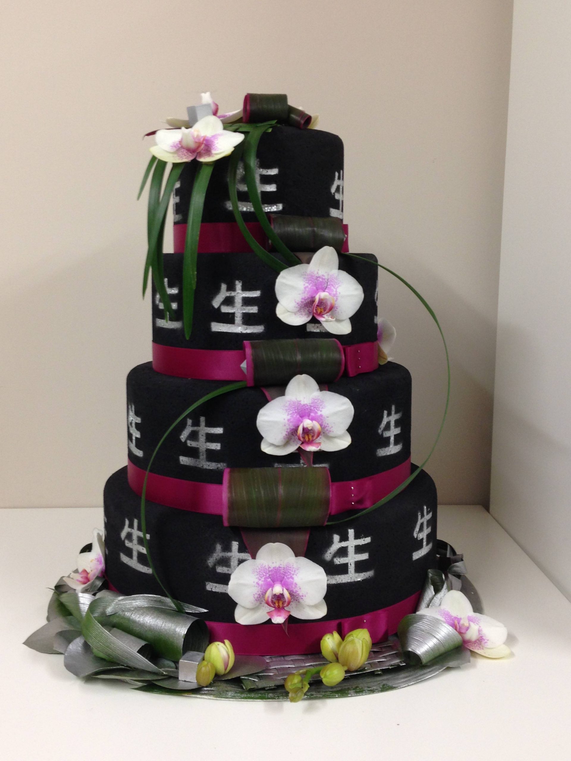 Flowers on wedding cake