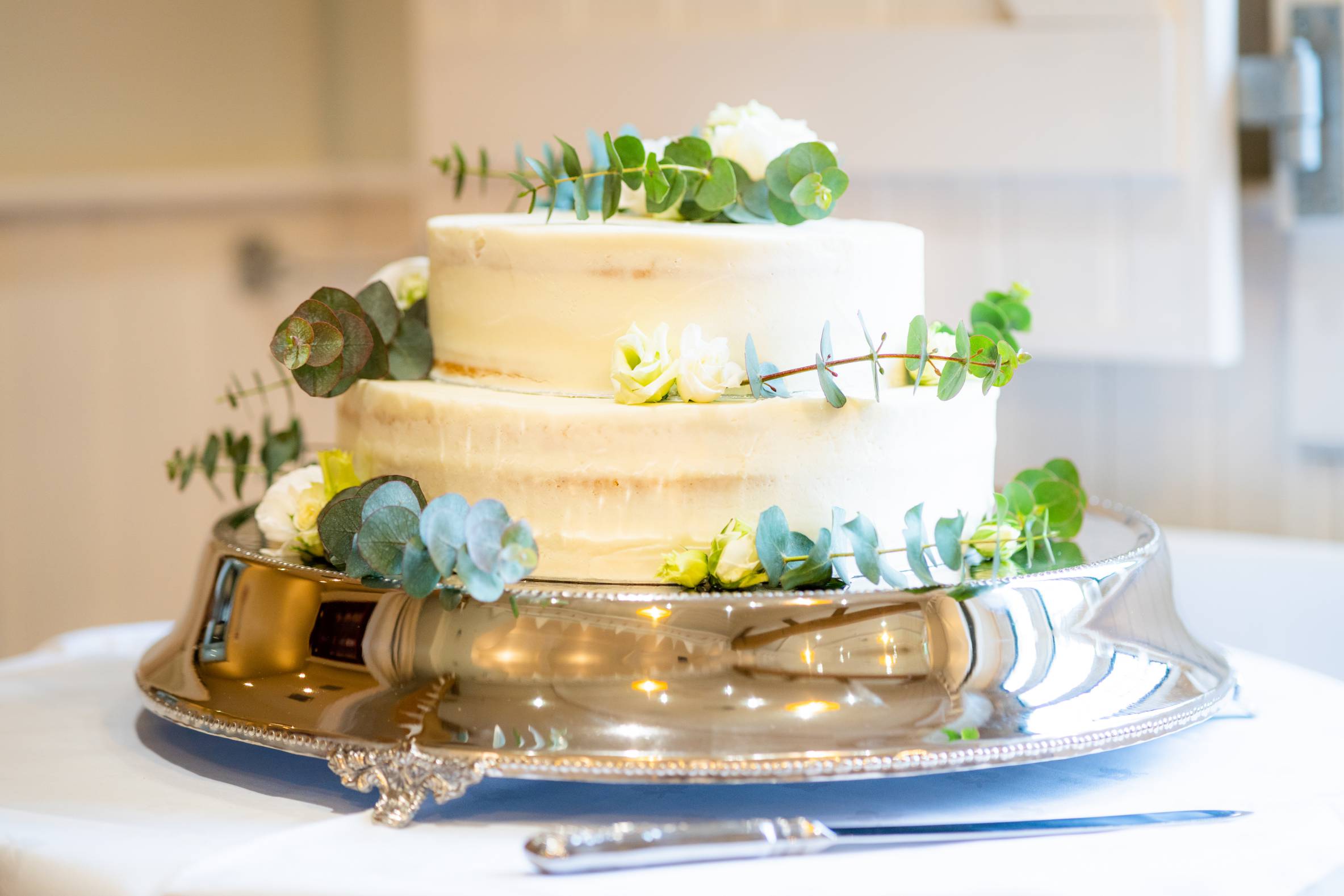 Flowers on wedding cake