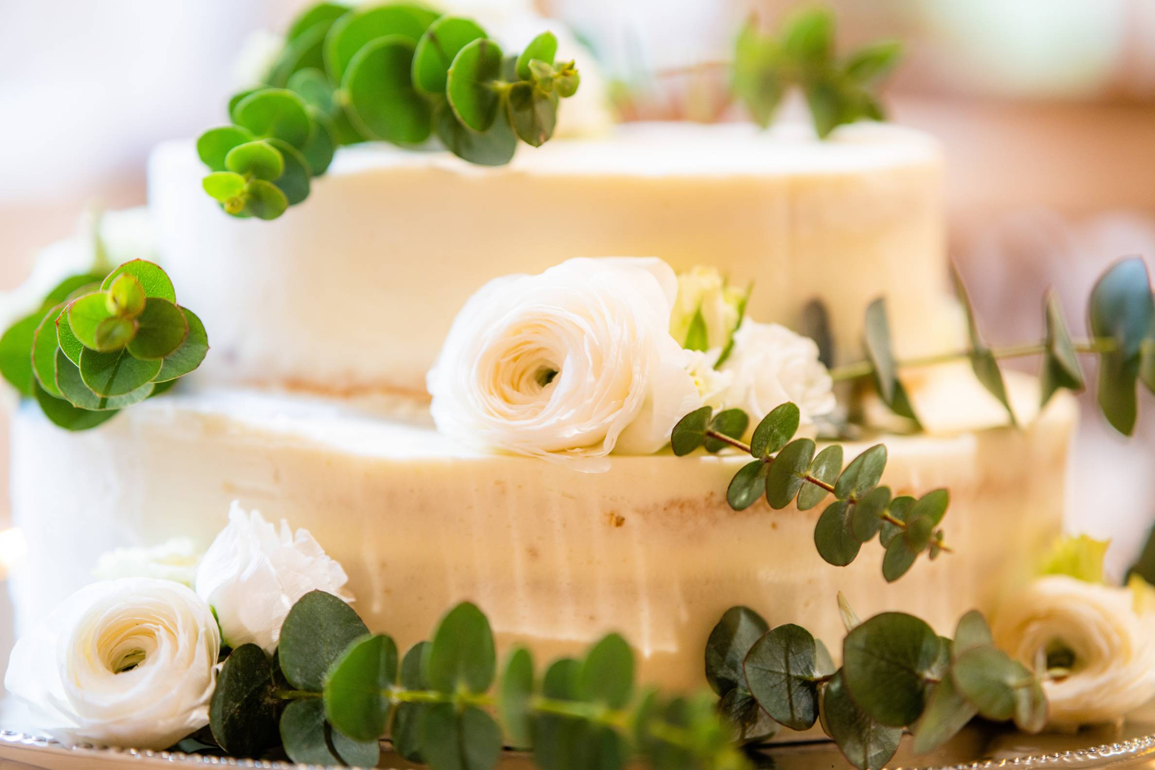 Flowers on wedding cake