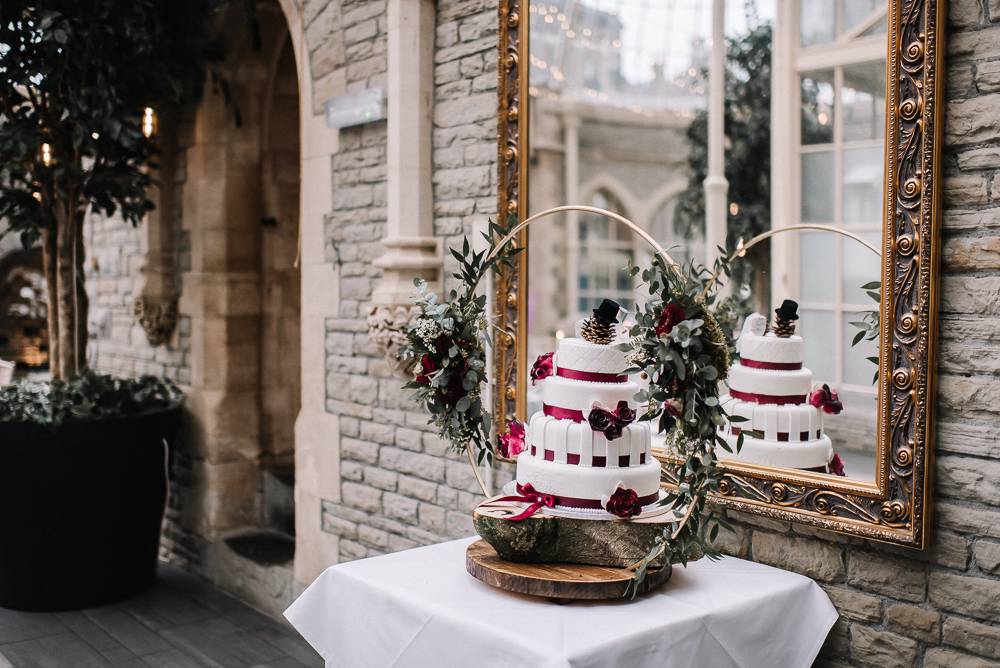 Flowers on wedding cake