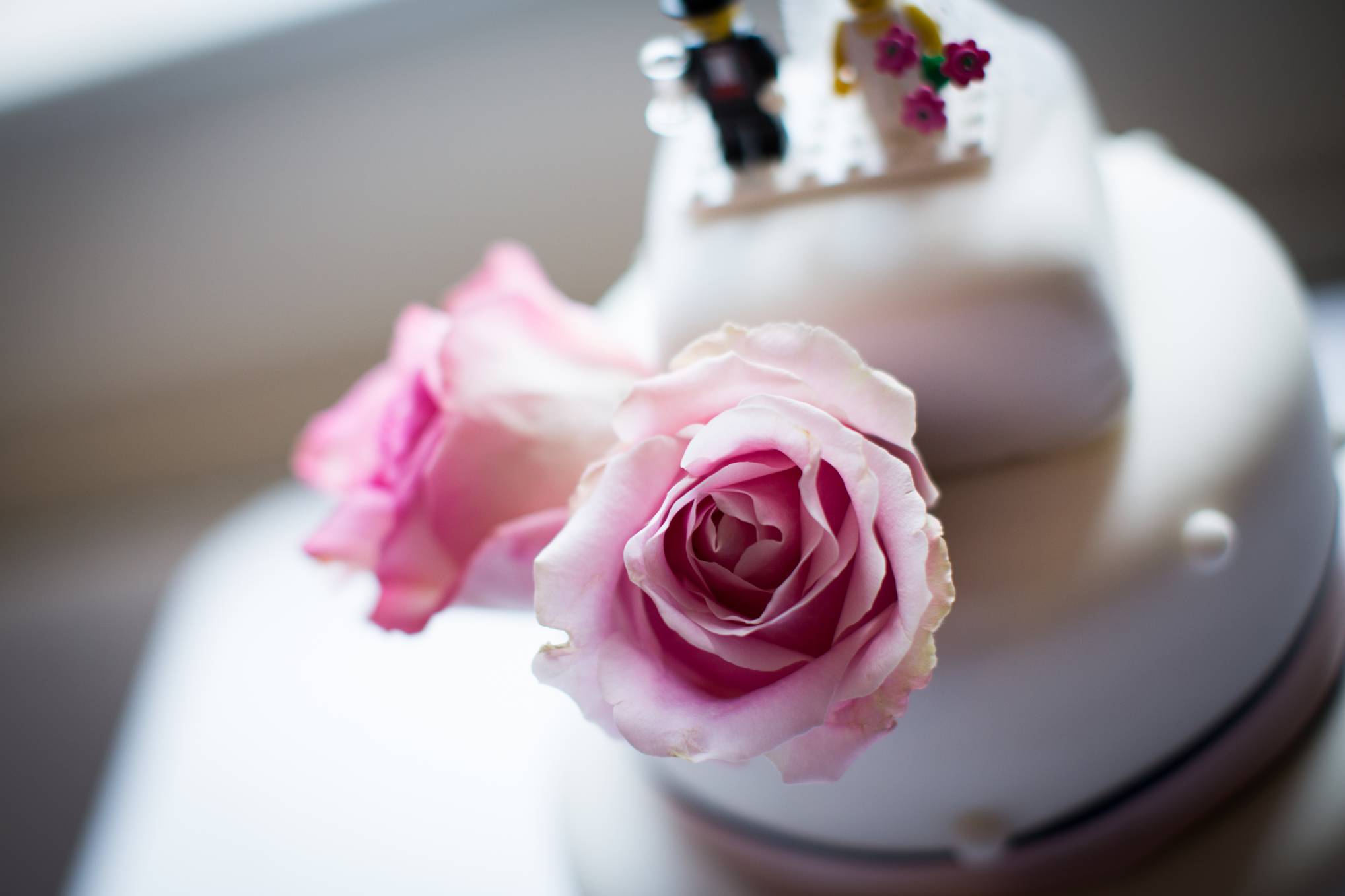 Roses on wedding cake